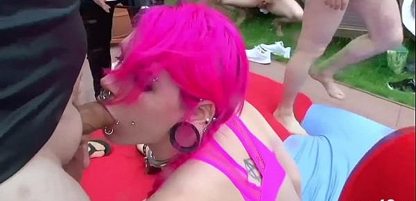 Milchtitten Punk Laura und Freundin beim Creampie Gangbang Deutsch